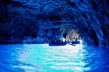 Capri-blue-grotto-capri-italy