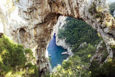 Capri-high-angle-view-of-lovers-arch-at-capri-island
